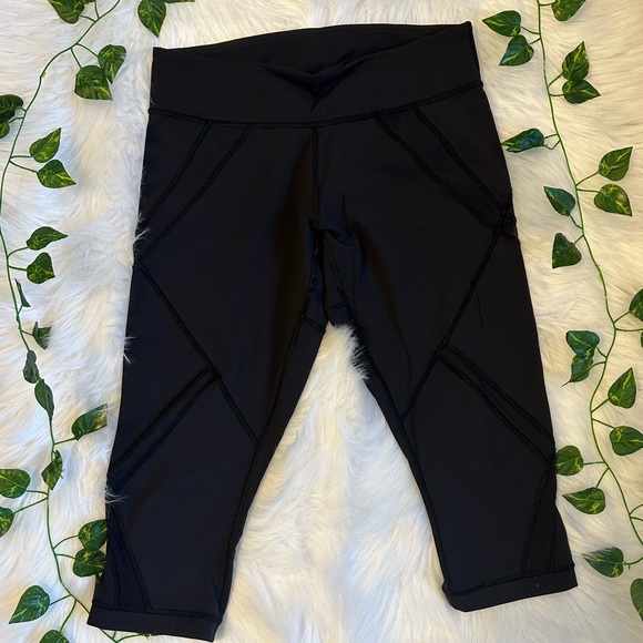 Lulu crops with mesh cut outs - Picture 3 of 4